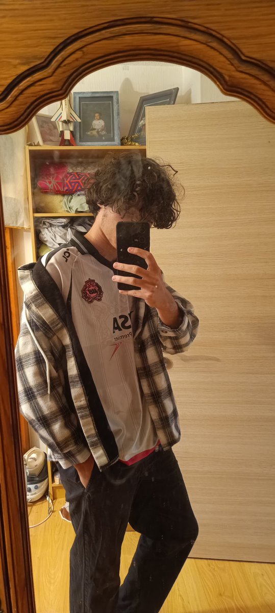 Mes gars sûr de Twitter, pour le #ReachTheCrown de demain je pars sur quelle tenue ? 

J'aime de fou les deux donc aider moi a choisir 
(J'ai le flocage de mon pseudo dans le dos sur le maillot M8 si jamais, ça rend le truc incroyable)