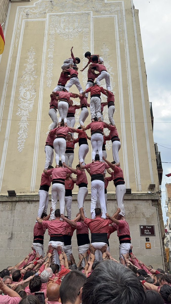 A la primera ronda de l’actuació a Lleida descarreguem el primer 7d8 de la nostra història!
#castells #collavella