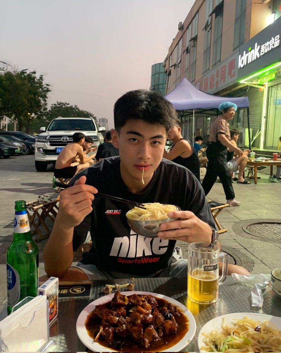 brayall89's tweet photo. 咋晚和粉丝弟弟见面吃饭，最后去他家里操射他    直接拿着我鸡巴坐到我大肉棒抽插到哭了，最后享受的叫爸爸     今晚有附近粉丝吗    太硬了想吃我大肉棒吗    想吃的来私我  #阳光体育生 # #同城交朋友可月吃饭   #转推截图私信我免费领取完整版福利 https://t.co/pZFvTz0s8q