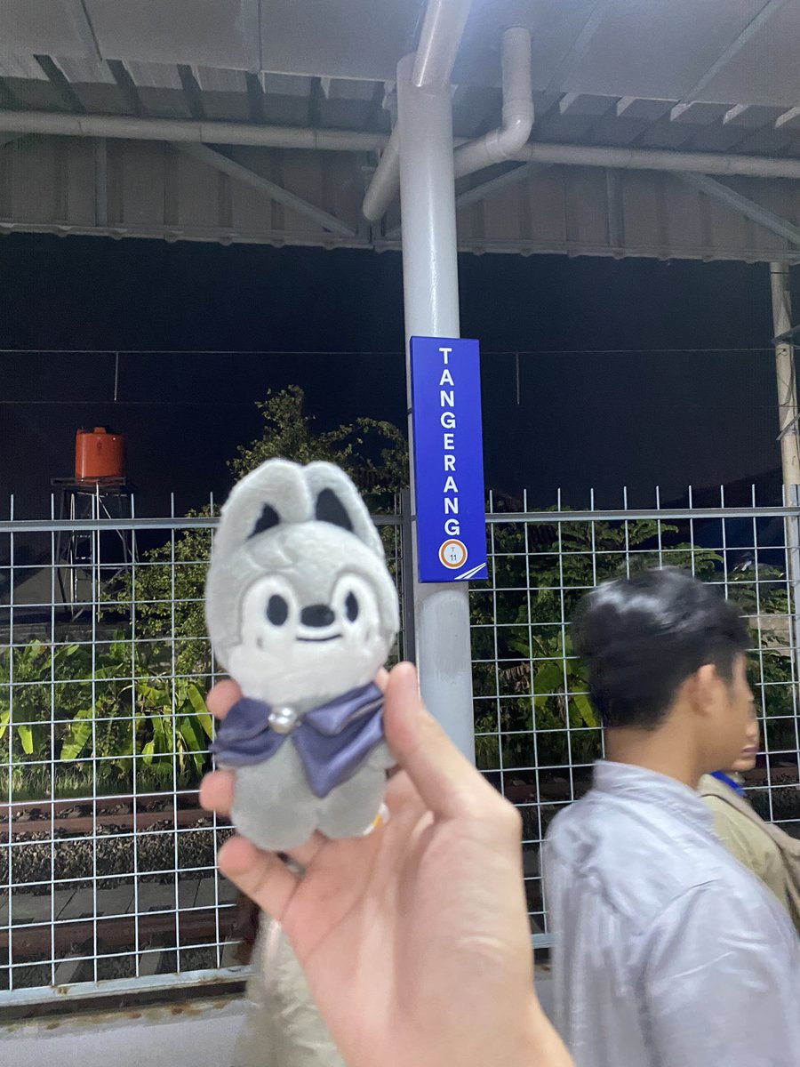 rswjy_blchhfsi's tweet photo. Help rt, info skzoo hilang 

Ditemukan skzoo mini wolfchan di stasiun tangerang dari kereta jalur 4 pada pukul 23:19 https://t.co/uNREjBZvpo
