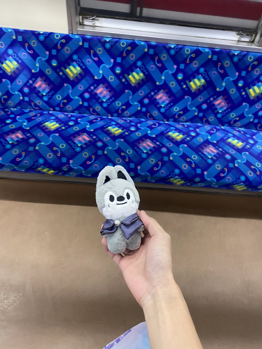 rswjy_blchhfsi's tweet photo. Help rt, info skzoo hilang 

Ditemukan skzoo mini wolfchan di stasiun tangerang dari kereta jalur 4 pada pukul 23:19 https://t.co/uNREjBZvpo