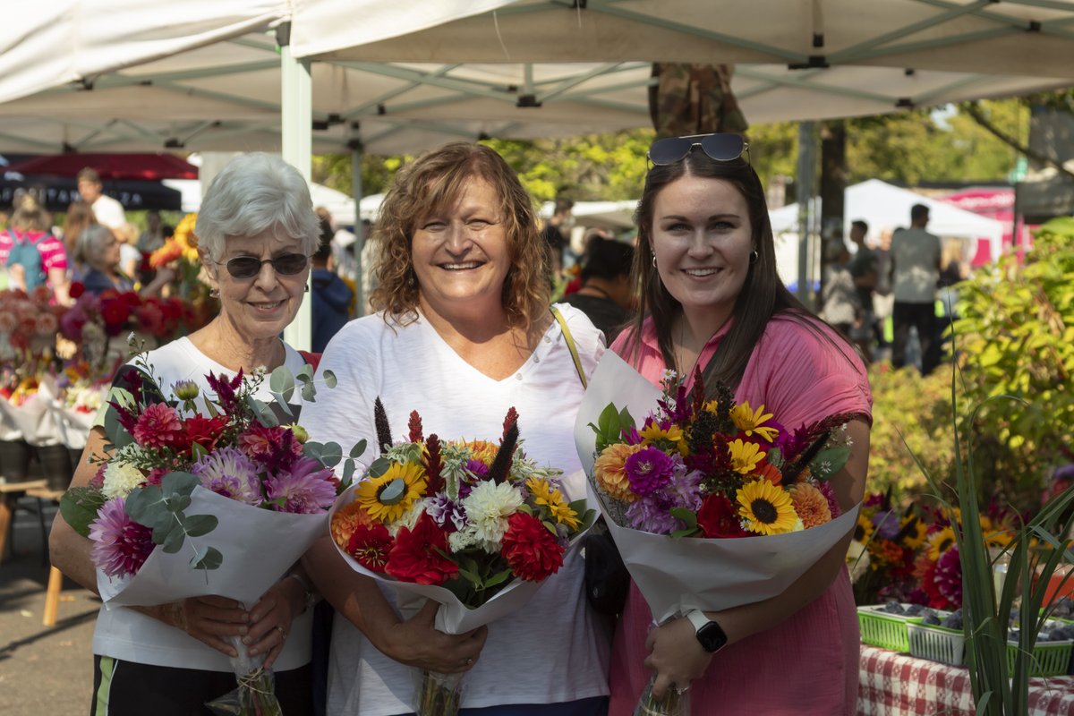 A fresh bouquet is a must on any Market day! @earlymomshop

#beavertonfarmersmarket