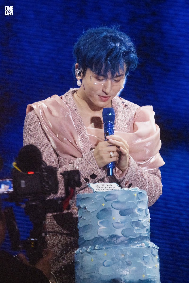 Oneday511's tweet photo. 100525 HK// Scavenger concert

Happy birthday 🎂 
May all your wishes come true 

#zhangzhehan 
#张哲瀚
#therealzhangzhehan https://t.co/kQH5r0qODn