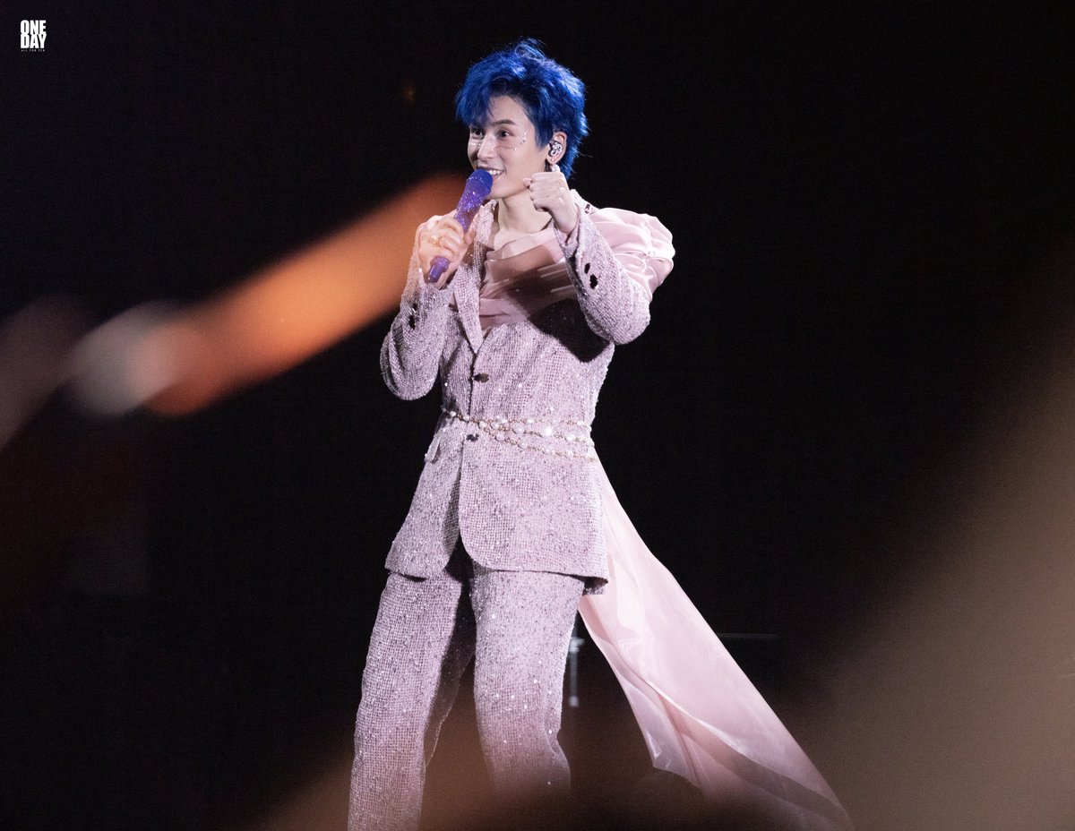 Oneday511's tweet photo. 100525 HK// Scavenger concert

Happy birthday 🎂 
May all your wishes come true 

#zhangzhehan 
#张哲瀚
#therealzhangzhehan https://t.co/kQH5r0qODn