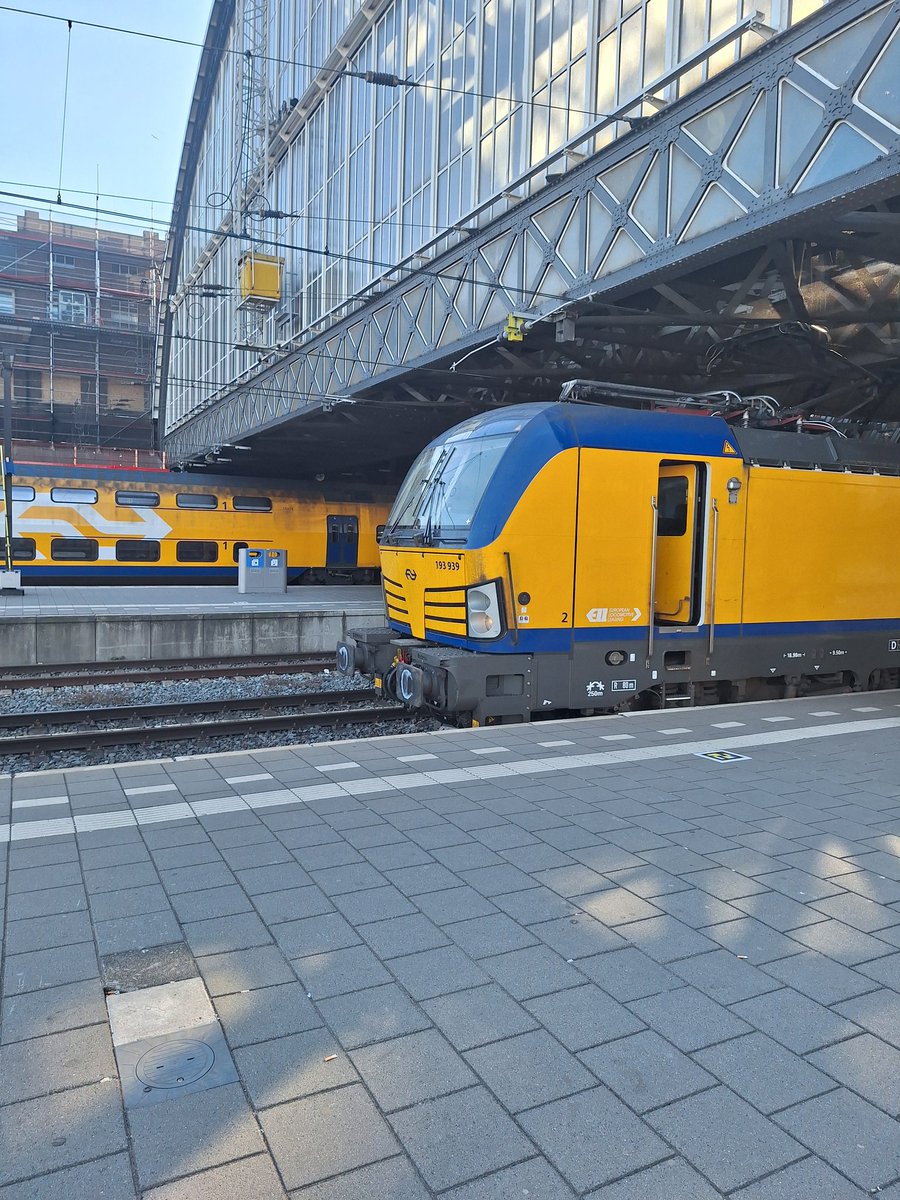 TrainspotterFin's tweet photo. @NS_Int @NS_online even een shoutout naar de machinisten van de 18:29 nightjet amsterdam-wenen waarbij ik eventjes bij hun in de kabine mocht kijken 🥺 waardeerde ik als lichtelijk overprikkelde treinliefhebbende autist heel erg ❤️ https://t.co/NSUIfXfmvR