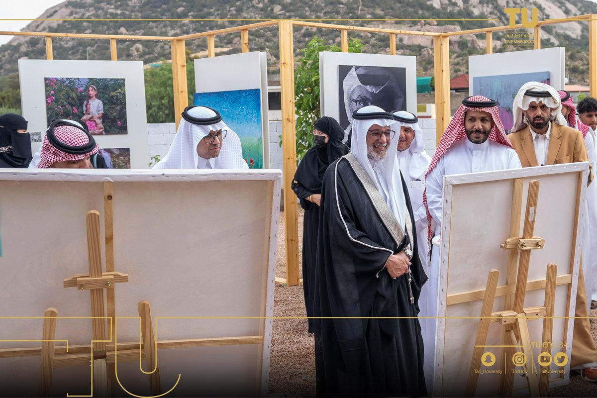 قام سعادة رئيس #جامعة_الطائف الأستاذ الدكتور يوسف بن عبده عسيري؛ بتلبية دعوة مدير جمعية الثقافة والفنون بالطائف وحضور فعالية “سيمفونية الورد” التي أُقيمت في “جَبل كافيه” ضمن فعاليات ورد الطائف.
واطّلع سعادته على المعرض الفني المصاحب ، وأبدى إعجابه بما شاهده من أعمال إبداعية