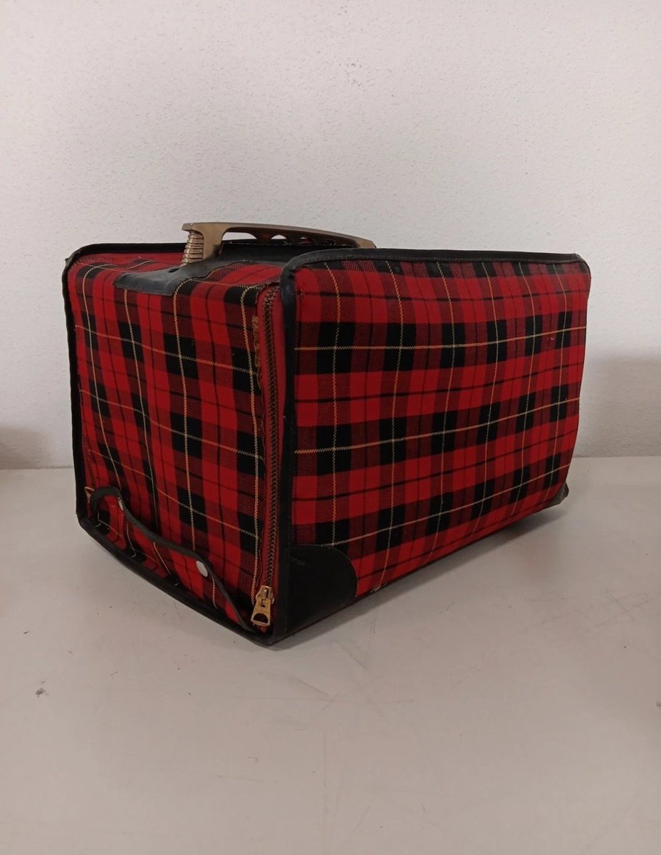 cattledoggo's tweet image. 1957 admiral 10&quot; portable TV I&apos;ve acquired! All originals even came with the case! 
Was super nervous when it came in cause it was delivered across the country and afraid of the CRT being necked. Glad it came in one peace