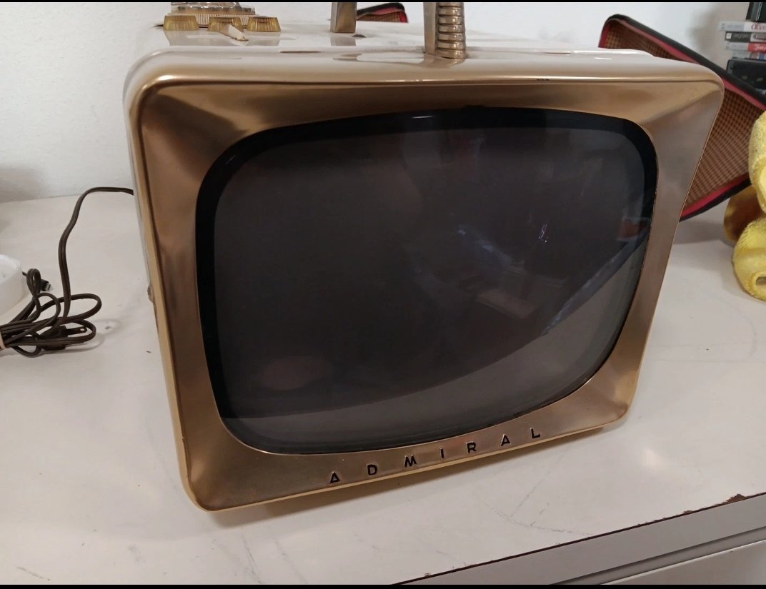 cattledoggo's tweet image. 1957 admiral 10&quot; portable TV I&apos;ve acquired! All originals even came with the case! 
Was super nervous when it came in cause it was delivered across the country and afraid of the CRT being necked. Glad it came in one peace
