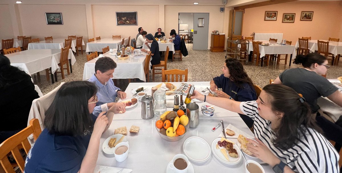 JMV_esp's tweet image. Los asesores de JMV están reunidos en León, compartiendo ilusión ✨, fe ✝️ y compromiso ❤️ para seguir acompañando con corazón vicenciano a nuestros jóvenes. ¡El carisma se hace vida cuando se vive en comunidad! #JMV #AsesoresVicencianos #León2025 🕊️🤝