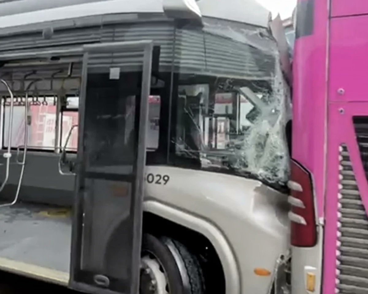 azap şehrine çevirdiğiniz şu güzelim şehir için bu günkü İstanbul Beylikdüzü'nde #metrobüs kazası ile ilgili ve ölen bir vatandaşımız ve 20 yaralı için ne zaman bir açıklama yapmayı düşünüyorsunuz <a href="/istanbulbld/">İstanbul Büyükşehir Belediyesi</a> , çünkü #bilmekhakkımız