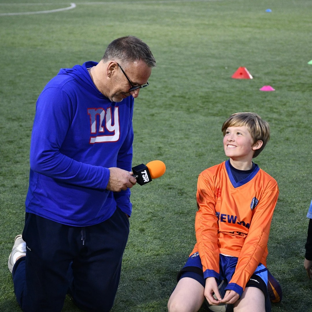 When a legend shows up to training... 👀⚽

It is fantastic to see the #StuffOfLegends competition winners Southwater Royals Football Club U11’s in their new kits with Arsenal and England legend Paul Merson who answered questions and even laced up his boots and took part in the