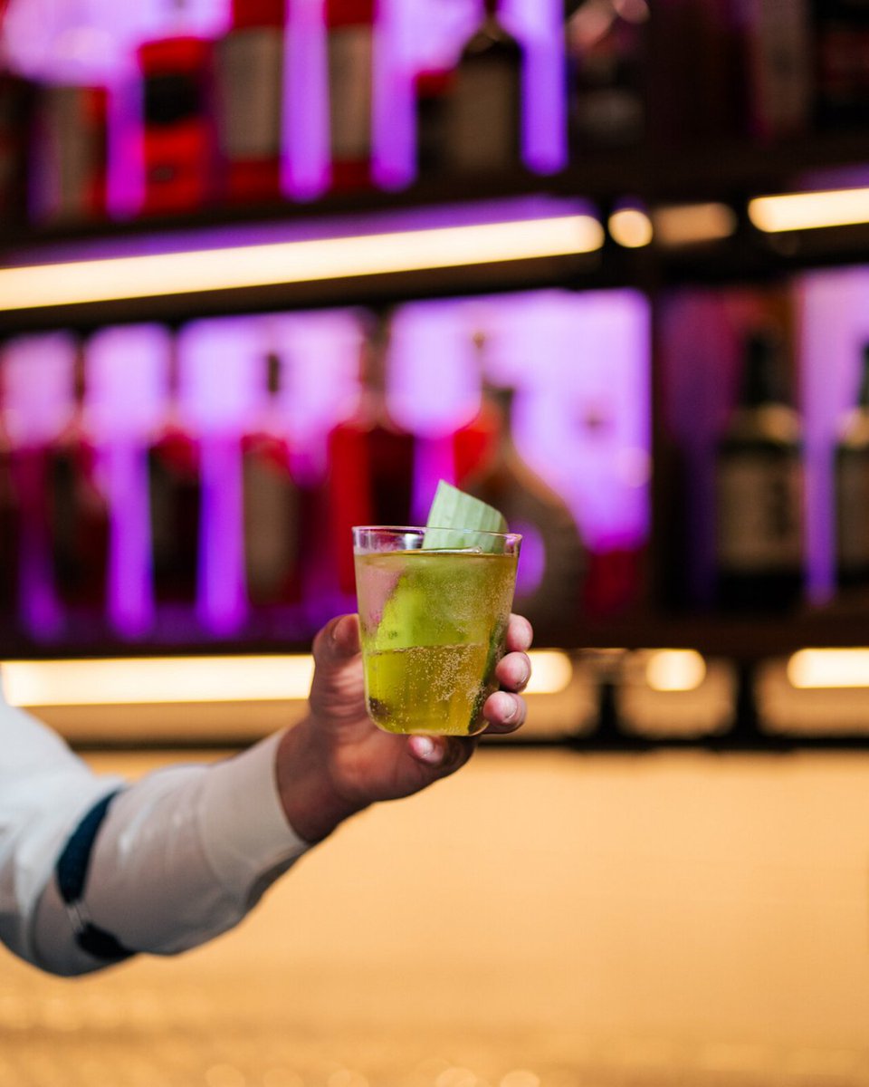 Javarumco's tweet image. There’s something magical about that first sip — especially when it’s crafted with care and served with style. 💚✨
#JavaMur #Rumlovers #Cocktail #Mixology #Mixologist #Java #JavaMurRum #Cocktailtime
