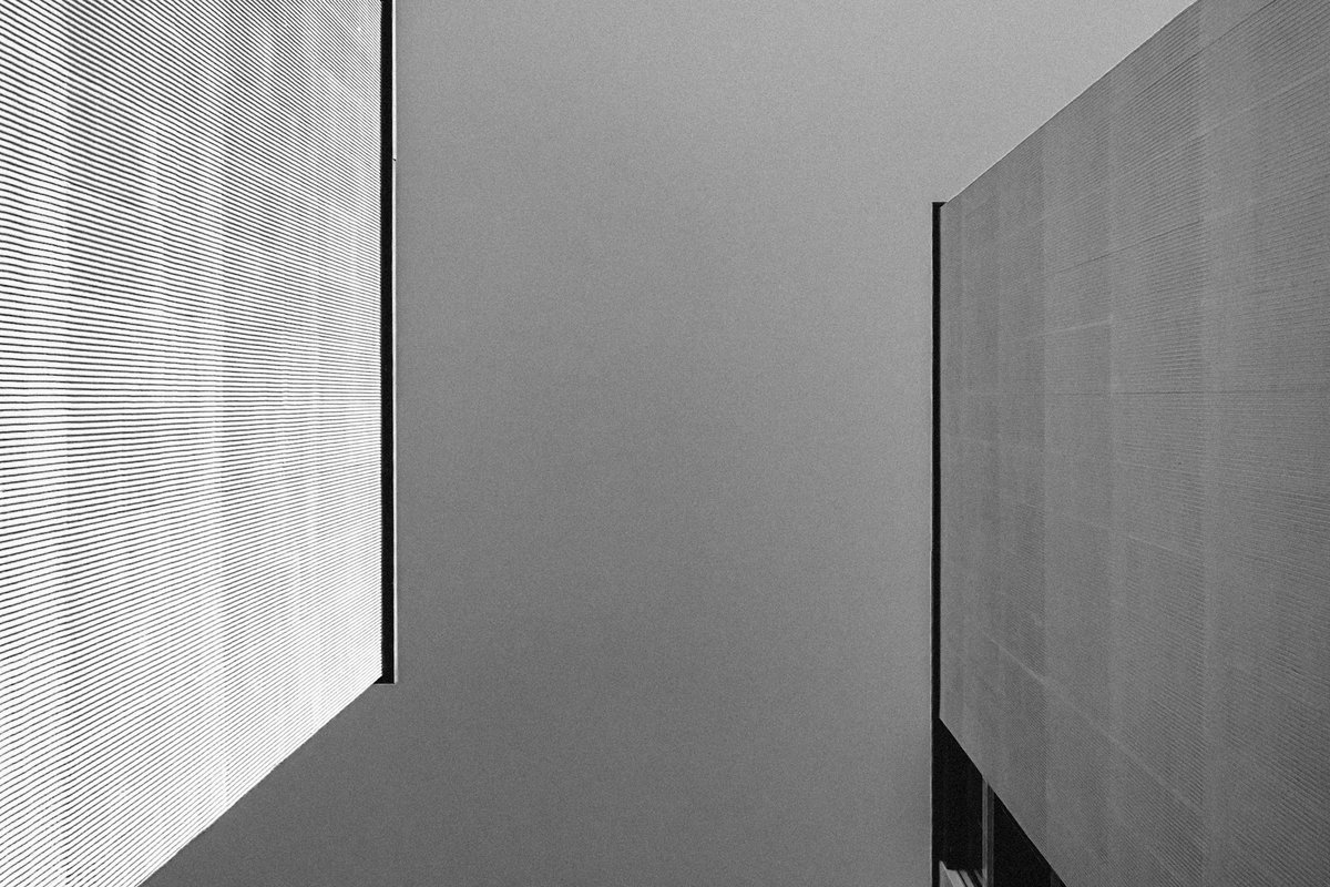 manganite's tweet photo. Gap
📍 Zürich | Switzerland
📷 Fujifilm X-100VI
📆 2025
Tags:
#monochrome #blackandwhite #blackandwhitephotography #minimalism #architecture #contrast #sky #switzerland #zurich #affoltern #fujifilm #fujixseries #fujifilmx100vi #x100vi #photography #photo #lightroom #manganite https://t.co/VKN20Y986d