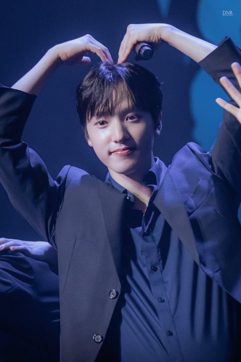 DeepNround's tweet photo. 250510 
베어 더 뮤지컬 10주년 콘서트 
피터 | #정휘 배우님

🥹❤️‍🔥🎶🫶🏻☺️✨️🥺 https://t.co/dALEneXwop