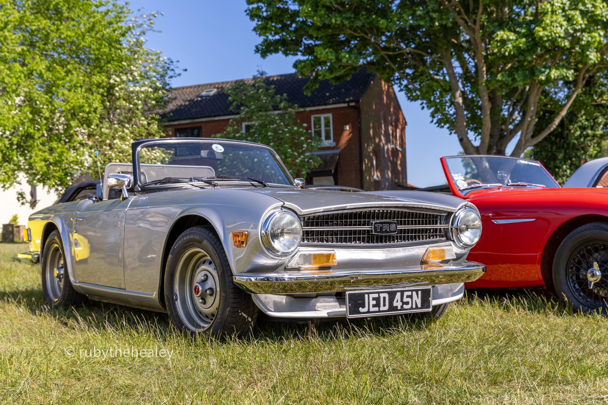 rubythehealey's tweet photo. A few from #rickinghall this morning, 170+ more over on Facebook #classiccars #suffolk https://t.co/ndicQD34gL