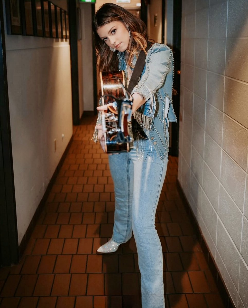 CISNCountry's tweet image. Happy Birthday @thatsmehaileyb 🎂 🎸🍾🥂 

Congrats on all your success from everyone in @CISNCountry😍😘💋🥰 

📸 @instagram