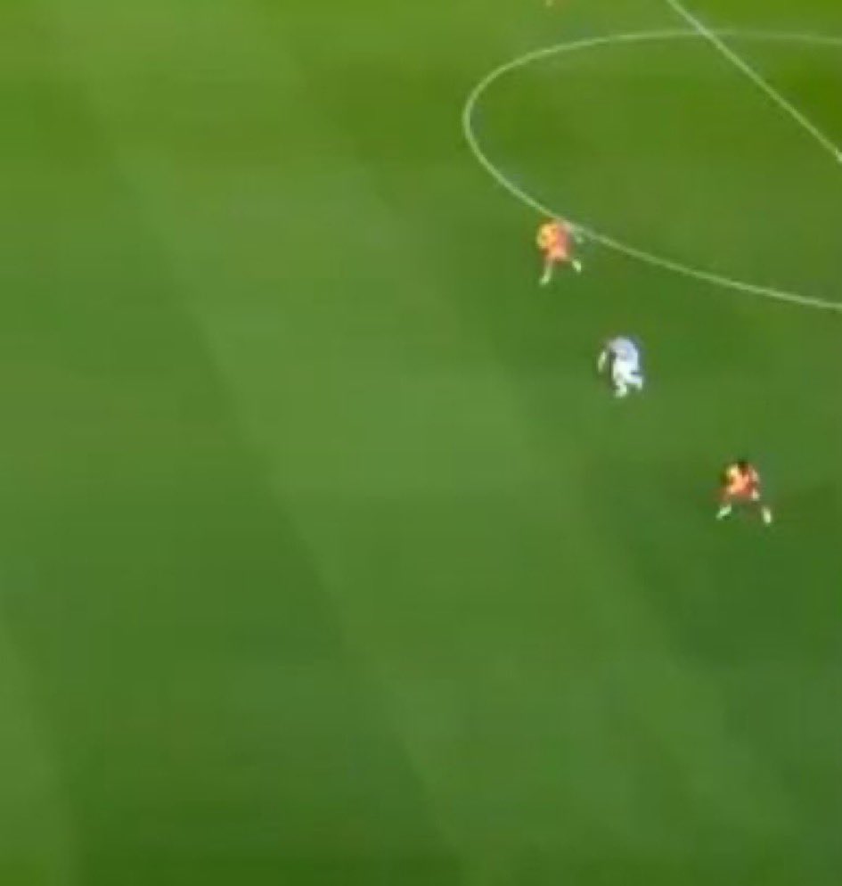 GALATASARAY SKANDALLARI DEVAM EDİYOR!

Tartışmalı pozisyonda ofsayt çizgisinin yanlış adamdan çizildiği ortaya çıktı. 

Trabzonspor’un penaltısı ve Muslera’nın olası kırmızı kartı iptal edildi.