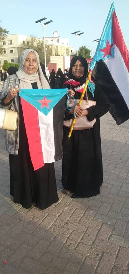 اناوعدت اني سانزل الساحه بالعلم الجنوبي وفاء لكل قطره دم سالت لرفعه واستعادة دولته الحق لا يجزاء الخدمات حق ورفع الرايه حق وطني ✌️برفقه المناضلة الجنوبيه العريقه عيشه عبدالعزيز الله يعطيها العمر الطويل