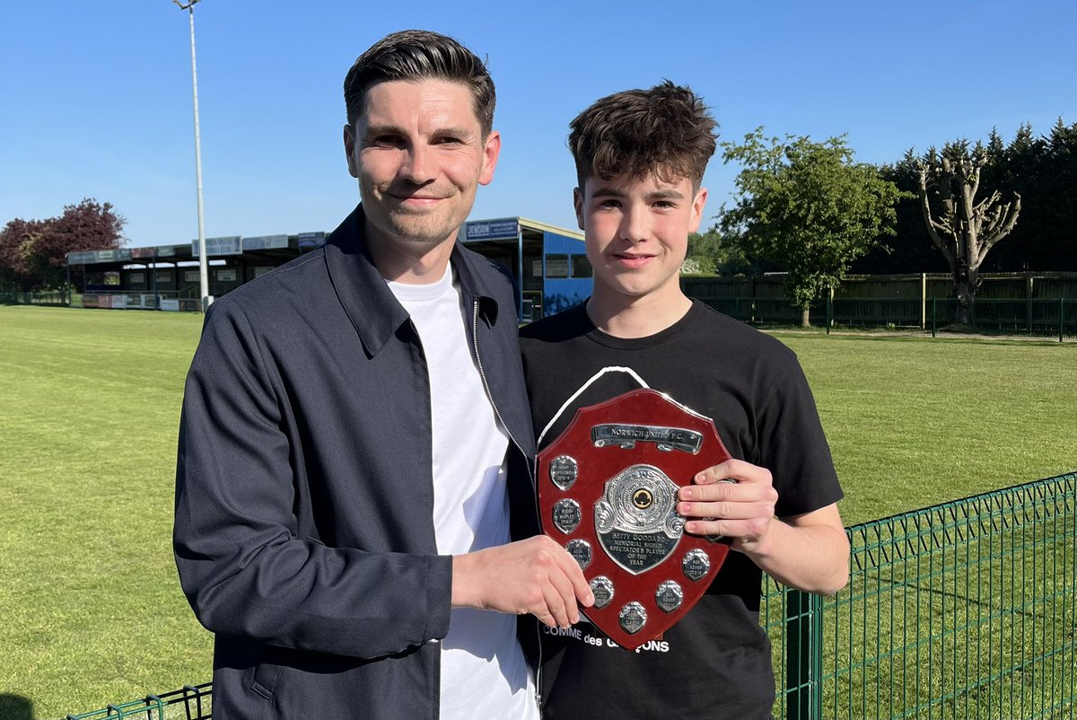 NorwichUnitedFC's tweet photo. ℙ𝕣𝕖𝕤𝕖𝕟𝕥𝕒𝕥𝕚𝕠𝕟 𝟚𝟘𝟚𝟝

A great afternoon at our end of season presentation!

𝟏𝐬𝐭 𝐓𝐞𝐚𝐦 𝐂𝐥𝐮𝐛 𝐏𝐥𝐚𝐲𝐞𝐫: Mason Roe
𝟏𝐬𝐭 𝐓𝐞𝐚𝐦 𝐏𝐥𝐚𝐲𝐞𝐫𝐬 𝐏𝐥𝐚𝐲𝐞𝐫: Jonny Miller
𝟏𝐬𝐭 𝐓𝐞𝐚𝐦 𝐒𝐮𝐩𝐩𝐨𝐫𝐭𝐞𝐫𝐬 𝐏𝐥𝐚𝐲𝐞𝐫: Jake Halliwell

#UTP💛💙 https://t.co/jNZFpBFFiw