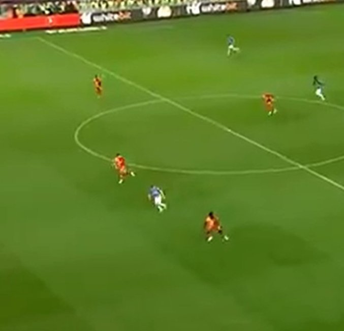 Muslera pozisyonunda ofsayt çizgisini Abdülkerim'den çizmeleri gerekirken Davinson'dan çizdiler.

Futbol tarihinde ilk kez bir frikik VAR'a gidip iptal edildi.

Futbol tarihinde ilk kez ofsayt gerekçesiyle orta hakem VAR monitörüne çağırıldı.

Dünyanın en komik ligi resmen :D