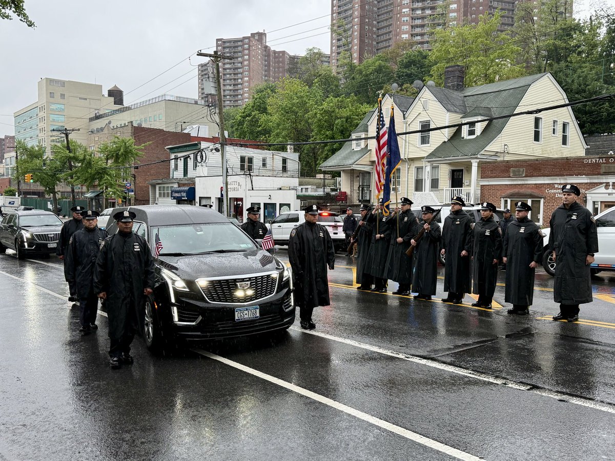 Detective Robert Baile retired in 1998 from the Internal Affairs Bureau and was a proud <a href="/USArmy/">U.S. Army</a> Veteran. 

Detective Baile’s family was presented with our department flag in his honor. 

May he rest in eternal peace.
#NeverForget 
<a href="/NYPDnews/">NYPD NEWS</a>