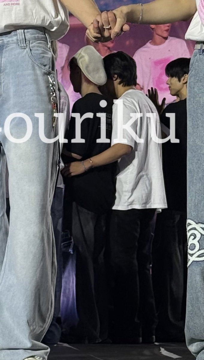 nyamdhh_'s tweet photo. ยังไม่เลิกกันว่ะ แล้วดูขนาดตัว นี่เขินสัดอะ ดงเหรินโคตรจะบ้าเลย สาววายตายเรียบ😭😭😭😭😭😭😭😭😭 https://t.co/KsLuLNBZdP