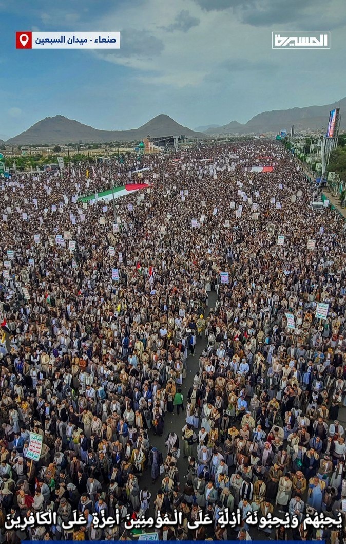 لحظة فارقة:
الفرق بين من تضربه أمريكا وإسرائيل ويخرج شعبه يؤيده على موقفه
وبين من تدعمه السعودية والإمارات ويخرج شعبه يشكي معاناته لا غاز لاكهرباء لا..لا..لا ...الخ
#السعودية. #الامارات
 #لا_شرعية  #لا_انتقالي 
#نساء_عدن_الأحرار