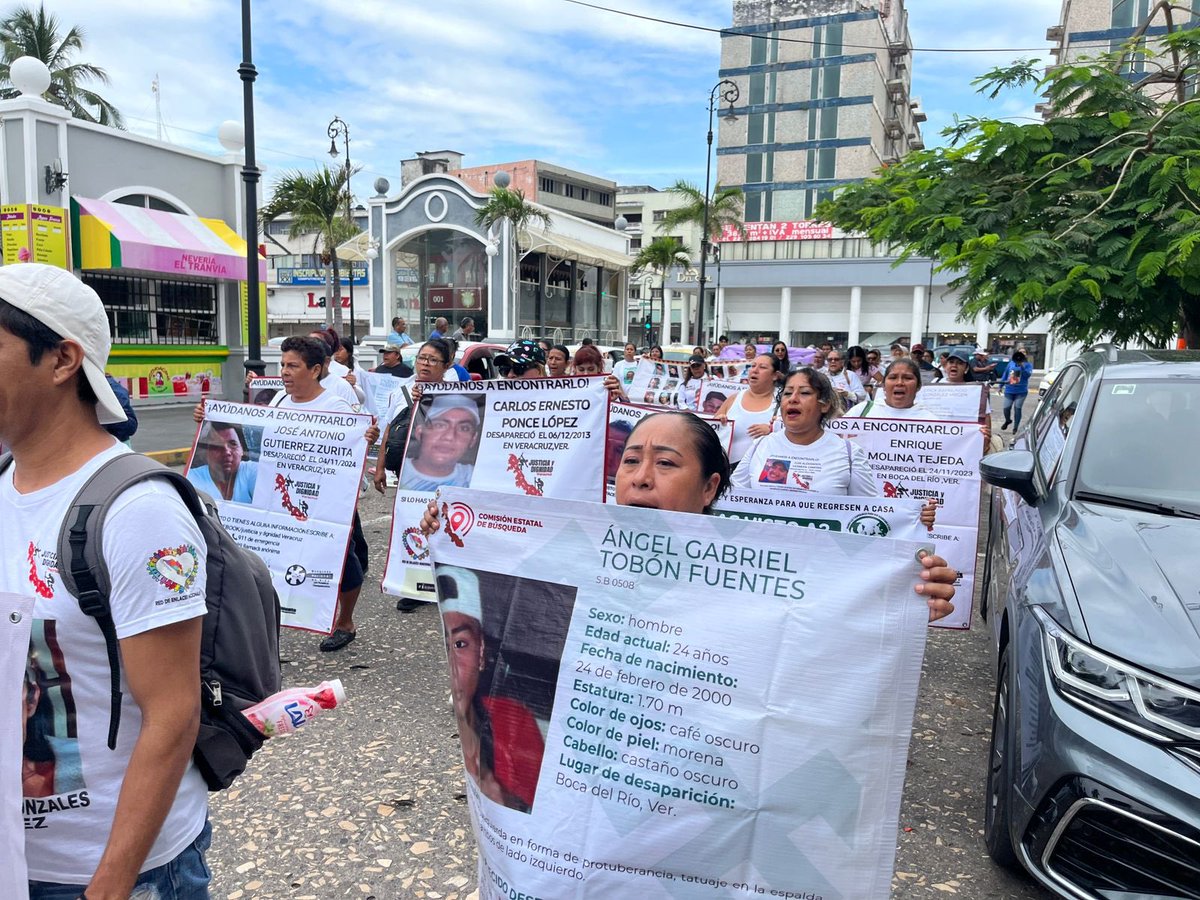 adondevanlosdesaparecidos.org (@desaparecerenmx) on Twitter photo <a href="/elhaaronjpg/"> Niño Problema</a> <a href="/Obturador_MX/">ObturadorMx</a> “Hijo escucha, tú madre está en la lucha” corearon las mamás de personas desaparecidas en el puerto de Veracruz, en dos marchas distintas que hicieron para conmemorar el 10 de mayo
#HastaEncontrarles
#diadelasmadres2025
🖋️: <a href="/analy_osorio/">Ana Alicia Osorio</a> <a href="/elhaaronjpg/"> Niño Problema</a> <a href="/Obturador_MX/">ObturadorMx</a> “Hijo escucha, tú madre está en la lucha” corearon las mamás de personas desaparecidas en el puerto de Veracruz, en dos marchas distintas que hicieron para conmemorar el 10 de mayo
#HastaEncontrarles
#diadelasmadres2025
🖋️: <a href="/analy_osorio/">Ana Alicia Osorio</a>