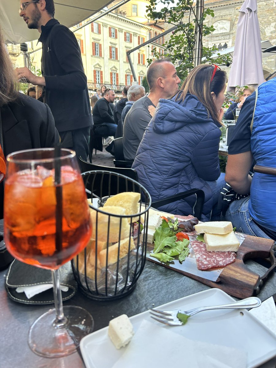 La vita è anche questa: piangere per due ore e poi uscire a fare aperitivo ed accorgersi che comunque la vita va avanti, anche se sei stressato, anche se hai avuto una giornata no, anche se ti senti perso e triste.