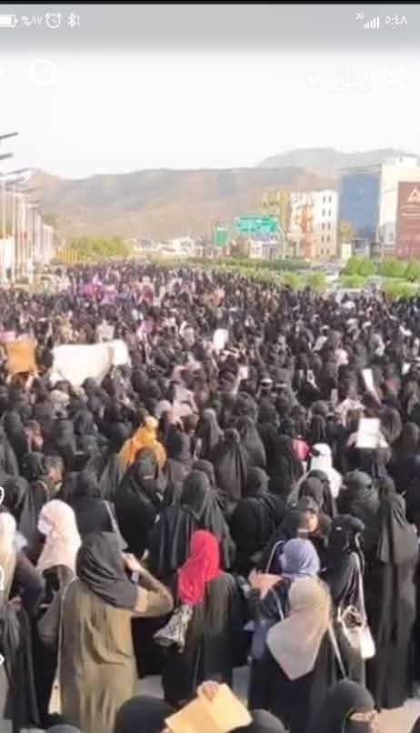 نساء عدن قلنها بملء الصوت:
نُنجب الثورات حين تُغلق أبواب الدولة في وجه أهلها.
لم يخرجن طلبًا للفتات، بل دفاعًا عن كرامة تُطفئها العتمة ويُهينها الصمت.
صرخت عدن ، وعلى الجميع أن يصغي .
#عدن
#ثورة_النسوان