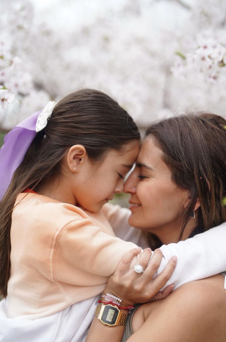 Ser mamá de Ivana ha sido el viaje más hermoso de mi vida. Cada risa, cada abrazo, cada descubrimiento suyo es un regalo que me recuerda lo afortunada que soy. Ser tu mamá me ha enseñado a amar más profundo, a ser más fuerte y a encontrar alegría en lo simple. Gracias, Ivana, por