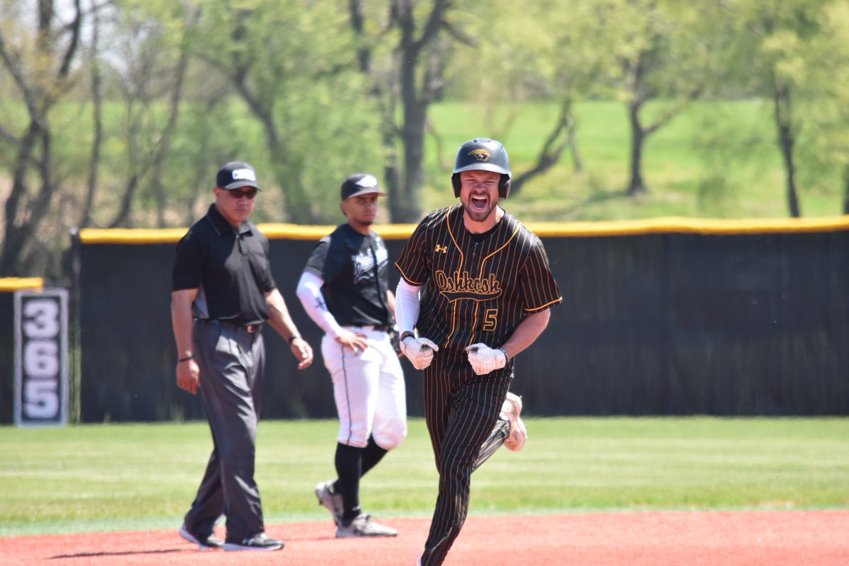 HOME RUN!!! McKellips with a solo HOME RUN in the 5th. 

End 5- UWO 3, UWW 1