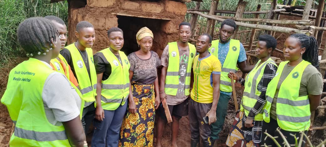 RwamaganaYouthVolunteers (@rwamaganayouth) on Twitter photo Urubyiruko rw’abakorerabushake ba <a href="/RwamaganaDistr/">Rwamagana District</a> mu Murenge wa Mwulire, bubakiye ubwiherero umuturage witwa Mukarujara Sarah, utuye mu Mudugudu wa Rubiha mu Kagari ka Bushenyi. Uyu muturage yashimiye uru rubyiruko ku gikorwa cyiza rwamukoreye. Urubyiruko rw’abakorerabushake ba <a href="/RwamaganaDistr/">Rwamagana District</a> mu Murenge wa Mwulire, bubakiye ubwiherero umuturage witwa Mukarujara Sarah, utuye mu Mudugudu wa Rubiha mu Kagari ka Bushenyi. Uyu muturage yashimiye uru rubyiruko ku gikorwa cyiza rwamukoreye.