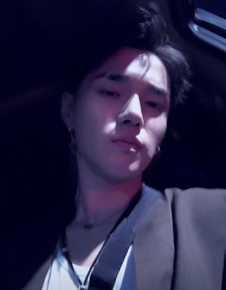 아직도 미스테리인 사건
때는 2017년 고독방에 의문의 누군가가 들어와서 사진만 남기고 나감 근데 이 사진은 아무도 본적없는 처음보는 사진이었음… 권혁..너야..?