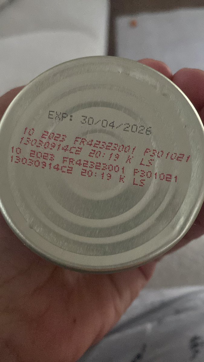 ecemagg's tweet photo. Kedim bugün 2 konserve bundan yedi. İlk defa EXP yazan ambalajlar gördüm, önceki aldıklarımda yazmıyordu. Altta yazan 10 2023 üretim tarihi mi? Zehirlenme söylentilerinden sonra korkmaya başladım, acil bilgi lütfen @PurinaTurkiye https://t.co/lKWg9BOhaV