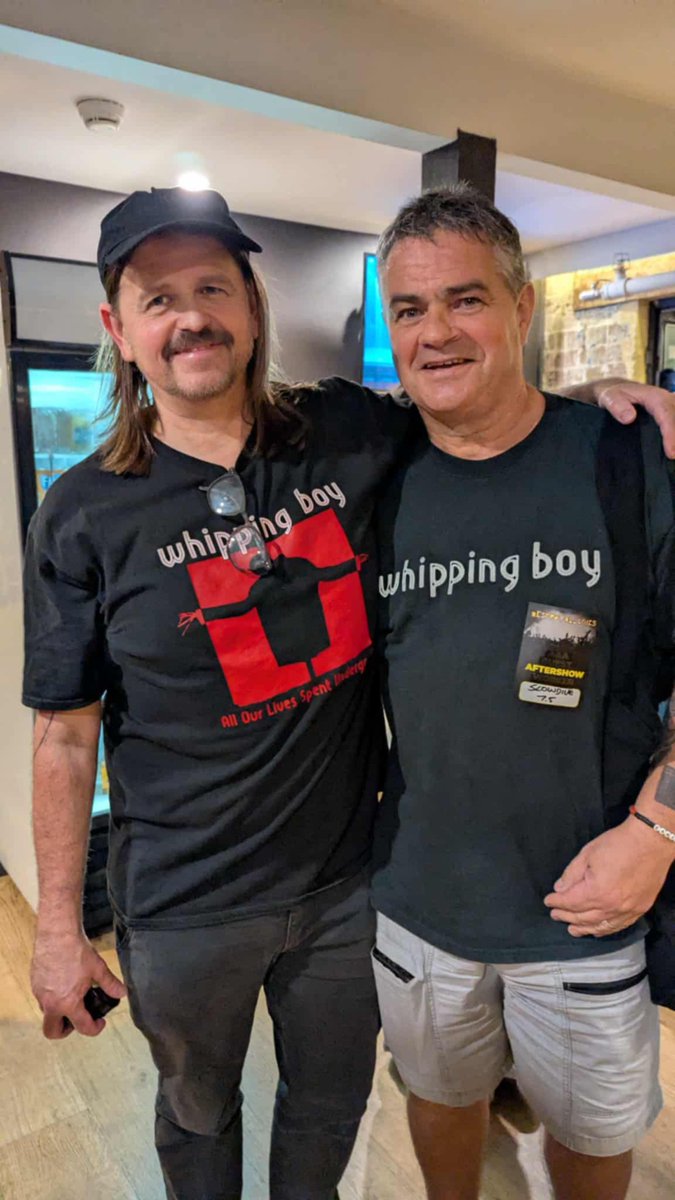 Simon from the brilliant <a href="/slowdiveband/">Slowdive</a> with <a href="/okidokilads/">arefriendselectric?</a> in Sydney….looking good lads 😎👍