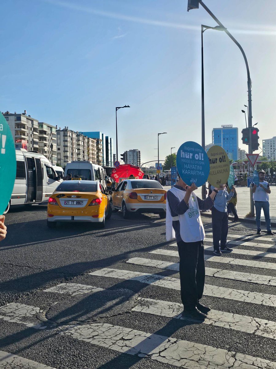 "Bağımlı Olma, Hür Ol" temasıyla eş zamanlı bir şekilde 4 merkez ilçemizin trafik ışıklarında madde bağımlılığına dikkat çekmek için farkındalık çalışması yaptık.