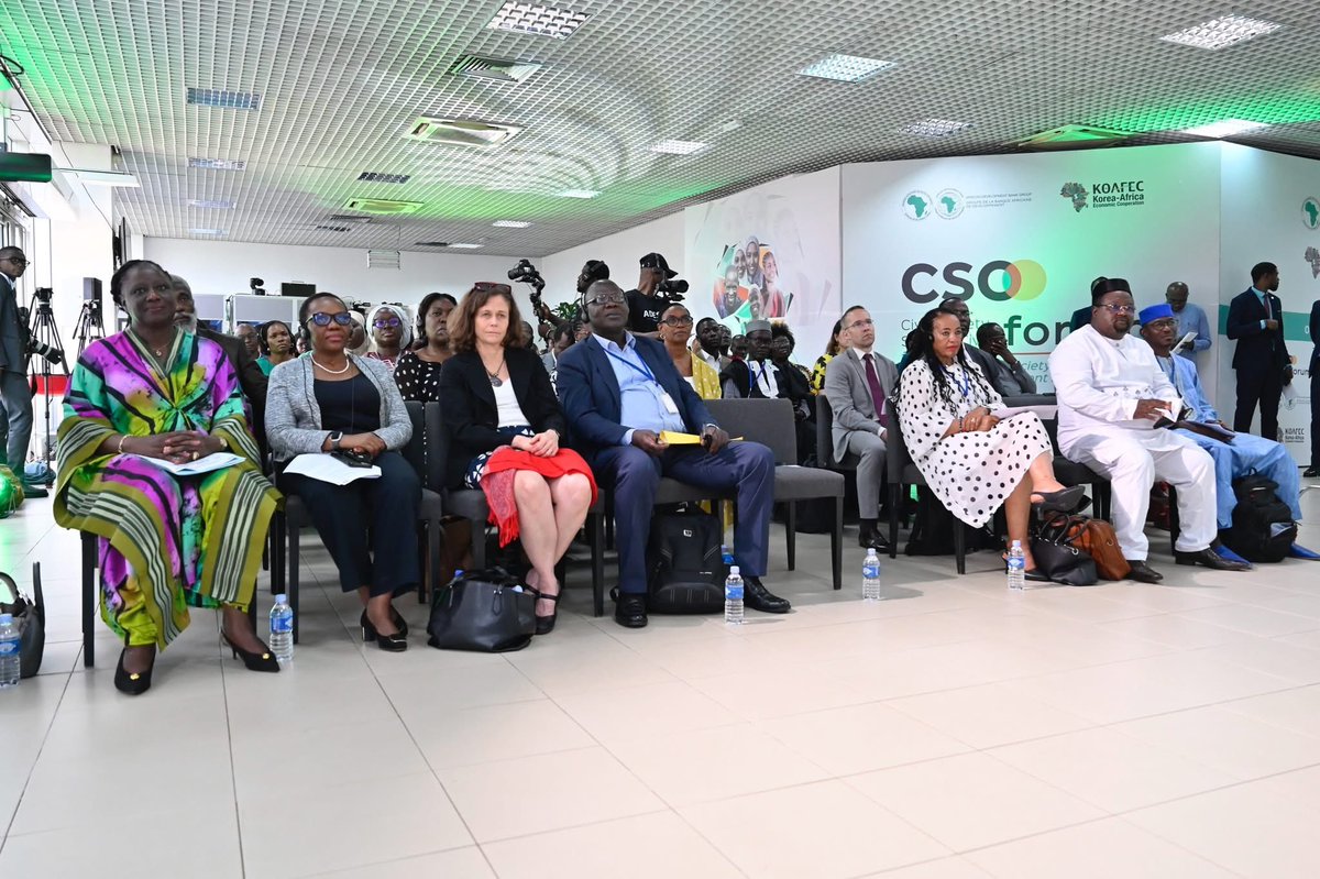 Leadersdedemain's tweet photo. Le 8 mai 2025, Leaders de Demain a pris part au Forum des Organisations de la Société Civile de la @AfDB_Group.

Merci à Mme Zeneb Touré pour ses mots forts saluant l'engagement de nos bénévoles mobilisés depuis l'organisation. 

@CIVolontaires https://t.co/01FTQJOVQQ