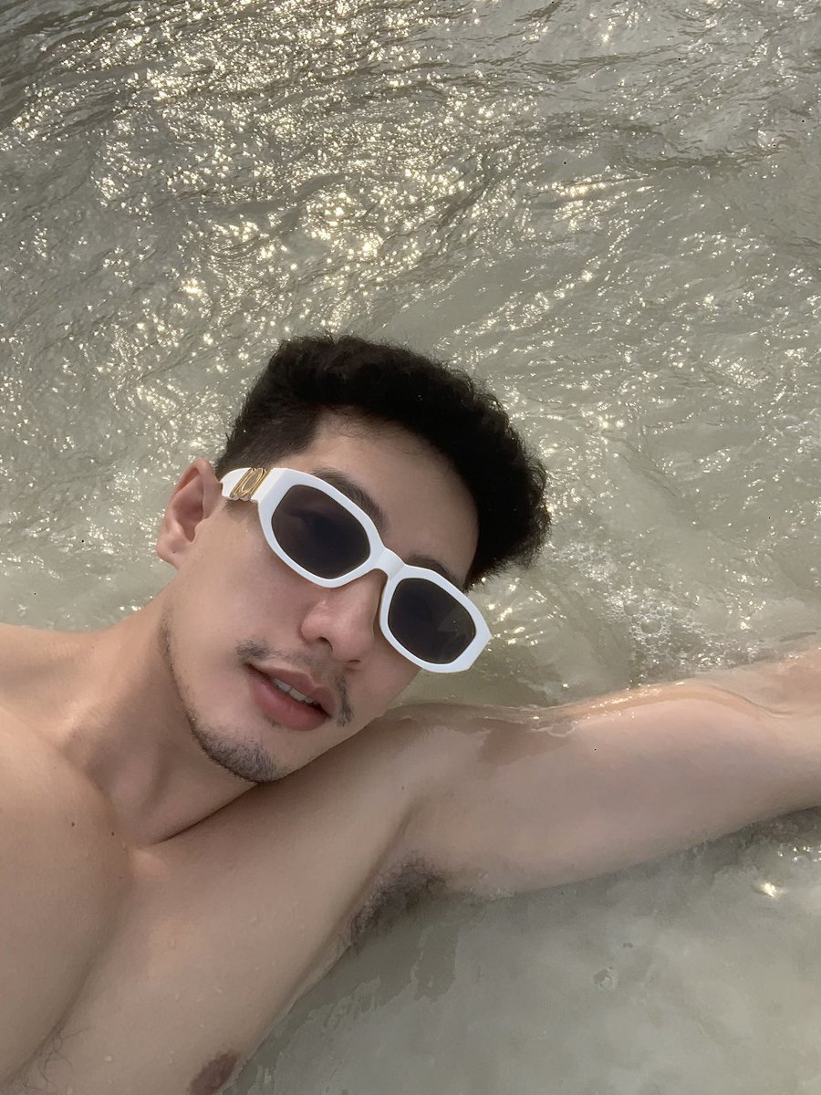 🏝️🩲🌤️🤍😎