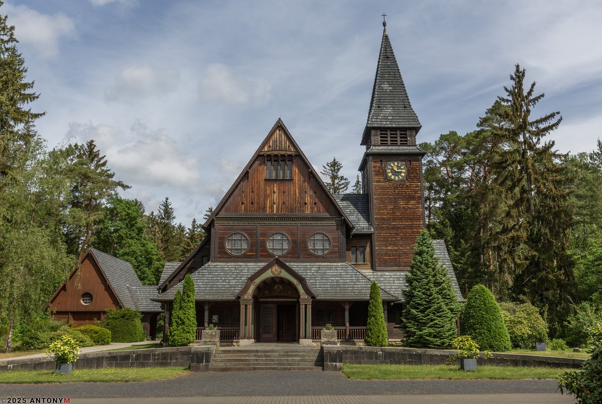 Stabkirche (Stave church) at Südwestkirchhof in Stahnsdorf, used as location for TV series "Dark"

Alamy image ID: 3B9PWA3

<a href="/alamycontent/">Alamy Content Team</a>

#AlamyPOTM #AlamyPlacesOfWorship