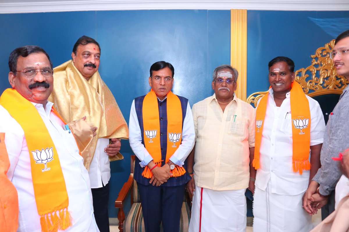 AKSaiJSaravanan's tweet photo. புதுச்சேரிக்கு வருகை தந்துள்ள மாண்புமிகு மத்திய தொழிலாளர் நலம் வேலை வாய்ப்பு இளைஞர் நலம் மற்றும் விளையாட்டு துறை அமைச்சரும் புதுச்சேரி மாநில பாஜக சட்டமன்ற தேர்தல் பொறுப்பாளருமான திரு.@mansukhmandviya அவர்களை வரவேற்றேன்.@BJP4India @BJP4TamilNadu @blsanthosh https://t.co/kFxGkVUhcQ
