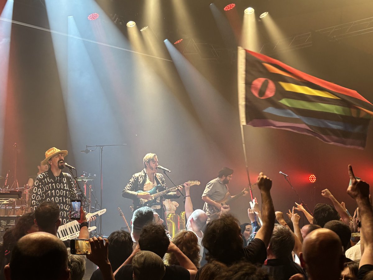 OBESES PELS MÉS OBESISTES. Ahir <a href="/Obeses/">O B E S E S 🫀</a> va regalar-nos acords i versos que feia massa temps que no sentíem en directe. Obesisme il·lustrat i Zel, quins dos discassos, amics. A la indústria musical catalana li cal menys cafè pels més cafeteros i més Obeses pels més obesistes.