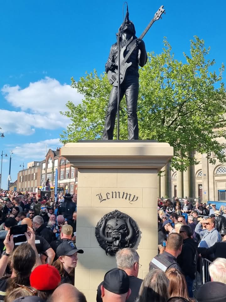 Lemmy gets a statue ♥️