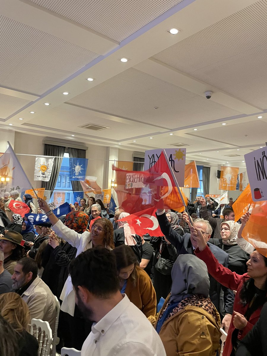 Şişli Danışma Meclisi Toplantımızı, İl Başkanımız Sayın <a href="/abdullahozdemir/">Abdullah Özdemir</a>, İl Gençlik Kolları Başkanımız <a href="/nevzatyucetr/">Nevzat Yüce</a> ve İl Gençlik Sivil Toplum ve Halkla İlişkiler Birim Başkanımız <a href="/MuhammedYagcii/">Muhammed Yağcı</a>’nin katılımlarıyla gerçekleştirdik.

 Her Mahallesiyle Her Hikayesiyle İstanbul