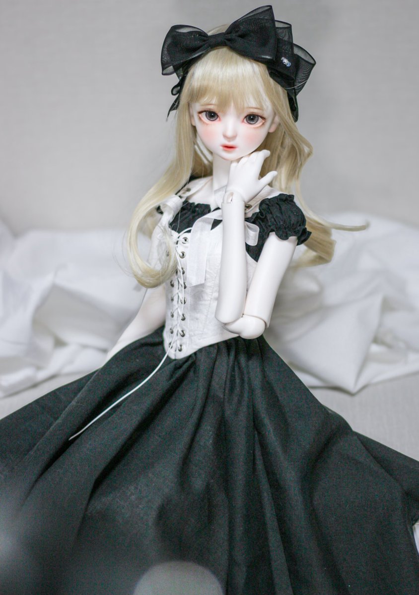 옆에 앉혀뒀는데 귀엽길래 대충 한 컷.. 😙
프젝 때 입혀뒀던 옷이 너무 맘에 들어서 그대로 냅두고 있어요 (✿´‿`)