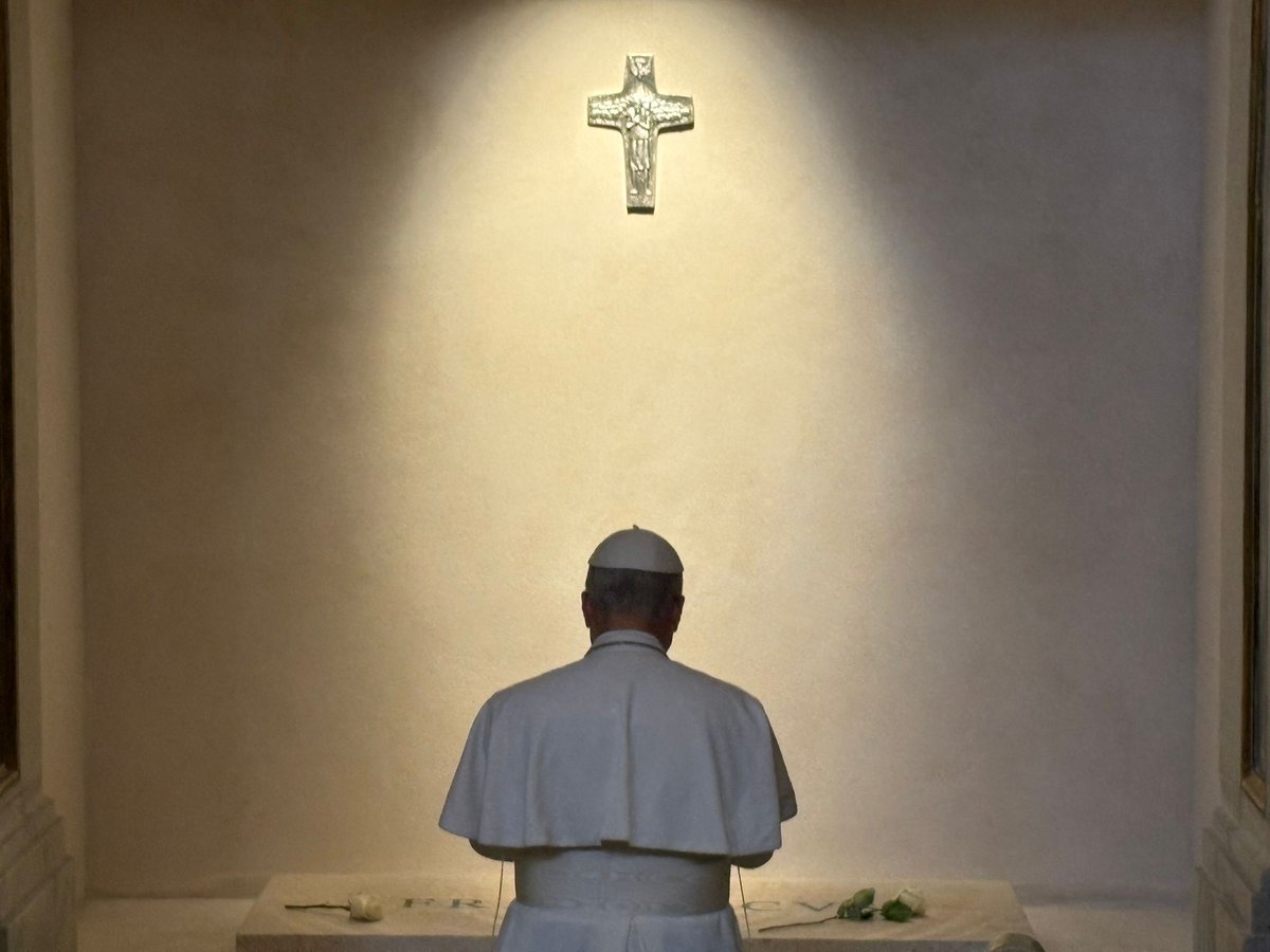 La imagen de León XIV frente a la tumba de Francisco en Santa María la Mayor.