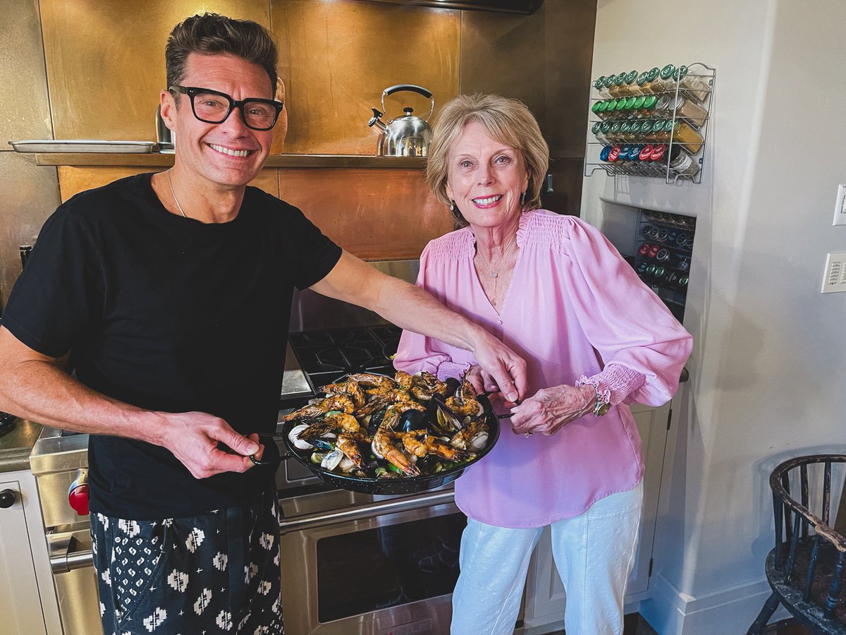 RyanSeacrest's tweet image. Happy birthday to my biggest supporter and my rock. I can't begin to explain how much you mean to me. I love you, Mom
