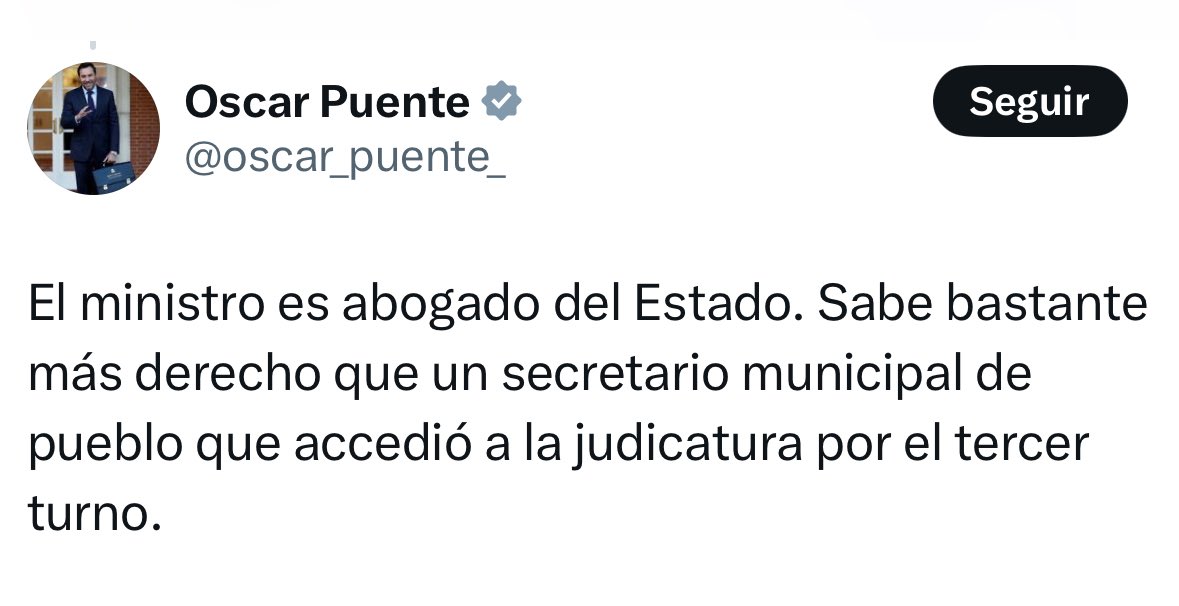 ¿Le podrían decir a este mermado
(es que me tiene bloqueado),
que Don Juan Carlos Peinado
lleva al frente de un juzgado
desde antes que él fuera licenciado?

¿Y que el Ministro Bolaños, otro tarado,
del Banco de España fue empleado,
y aunque su bio diga que es abogado,
y él