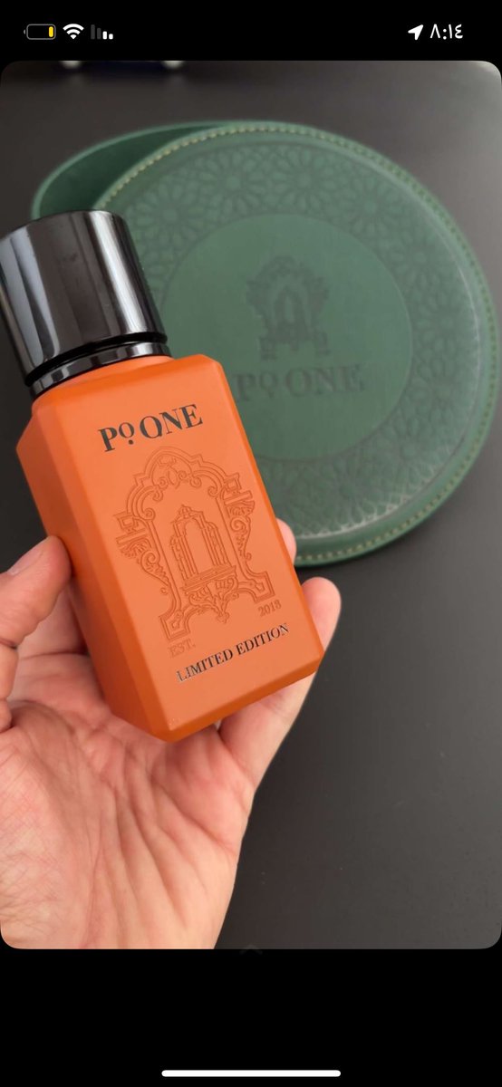 اصدار حصري ومحدود في بوتيك اعتبره 
متميز في عالم عطور النيش بالسعوديه والرياض 
خاصه العطر متاح لتجربه بالبوتيك 
#رابطة_عشاق_العطور  
الافتتاحية: البرغموت، الزعفران
قلب العطر: السوسن، زهر البرتقال، البنفسج 
قاعدة العطر: المسك الأبيض، التونكا، الباتشولي، خشب الأرز، الأمبروكسان