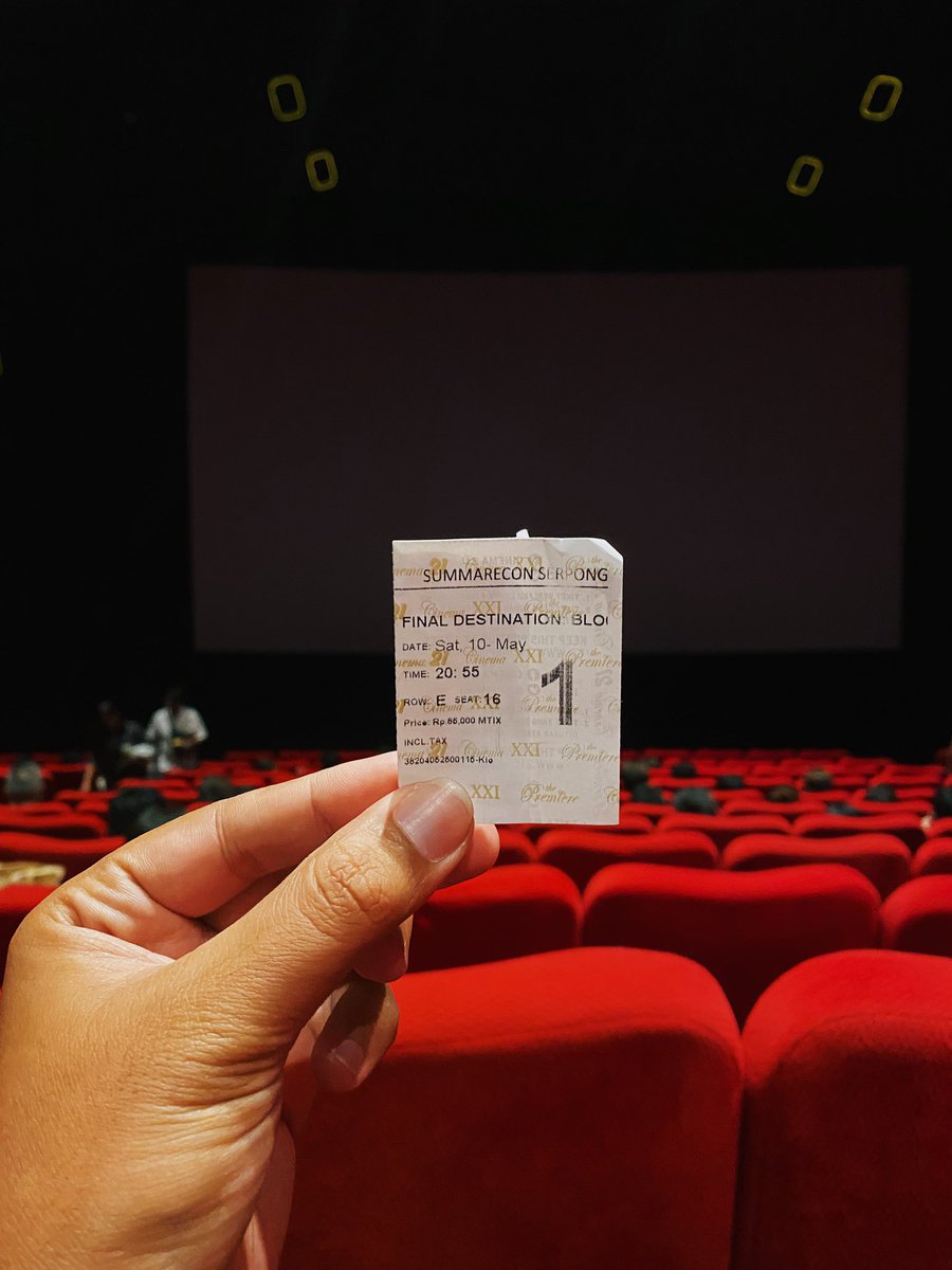 Film yg hadir utk jelasin awal mula kenapa ada #FinalDestination 1-5. Polanya masih sama. Dr tanda semesta, sadisnya menuju kematian sampe tntang urutan kematian. Ibaratnya, ini film End Gamenya Final Destination. Tanpa adanya film ini, bisa tetep hidup kok FD 1-5